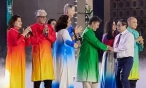 Đại sứ, phu nhân các nước diện áo dài hát 'Quê hương Việt Nam' Đại sứ, phu nhân các nước diện áo dài hát 'Quê hương Việt Nam'