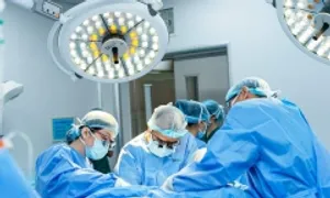 Bé gái bị ứ dịch màng trinh Bé gái bị ứ dịch màng trinh