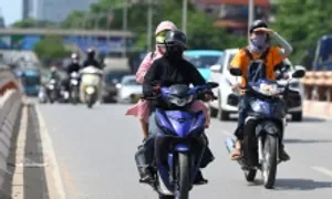 Choáng váng vì nắng nóng 40 độ C ở Hà Nội
