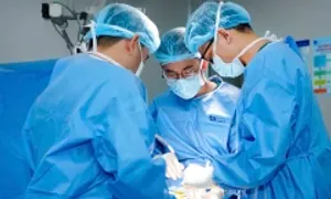 Nam thanh niên gãy xương chân, cột sống