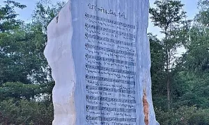 Dựng bia khắc lời ca khúc 'Nối vòng tay lớn'